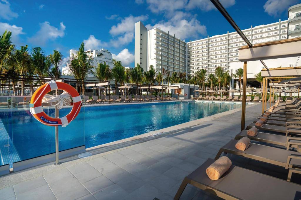 Hotel Riu Palace Kukulkan: Swimming pool