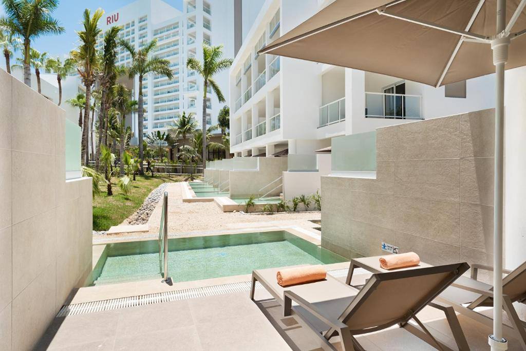 Hotel Riu Palace Peninsula: Swimming pool