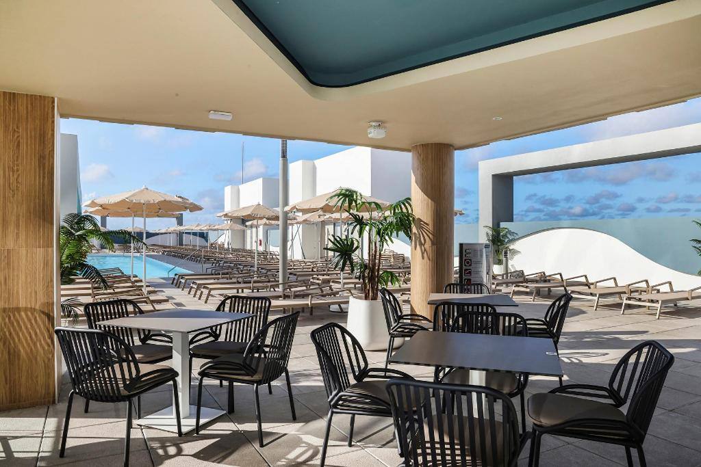 Hotel Riu Ventura: Poolside bar