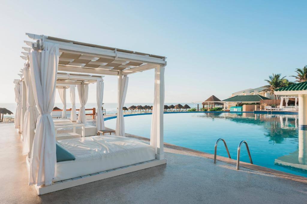 Iberostar Selection Cancún: Swimming pool
