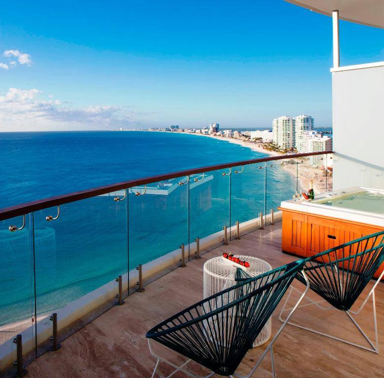 Krystal Grand Cancún: Surrounding environment