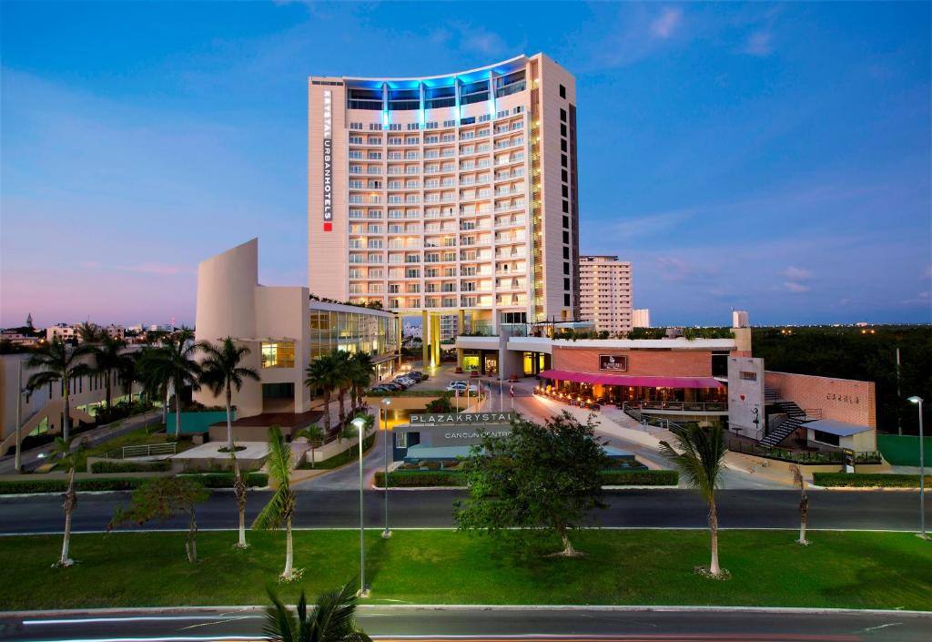 Krystal Urban Cancún & Beach Club: Entrance