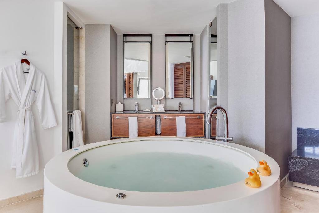 Live Aqua Cancun: Shower