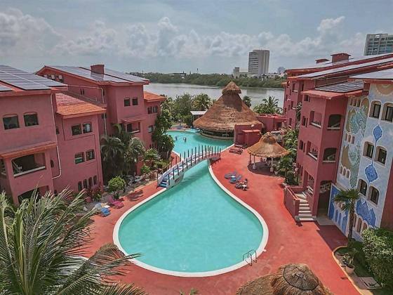 Nílu Cancun Zona Hotelera by Selina: Swimming pool