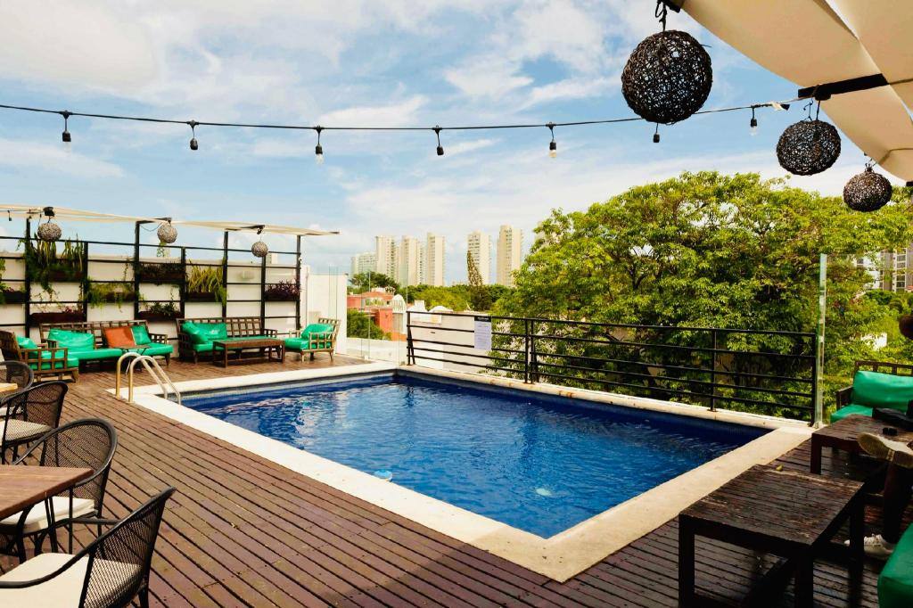 Nomads Hostel, Hotel & Rooftop Pool: Swimming pool