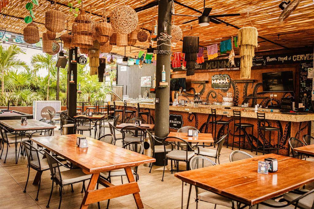 Nomads Hostel, Hotel & Rooftop Pool: Bar/lounge