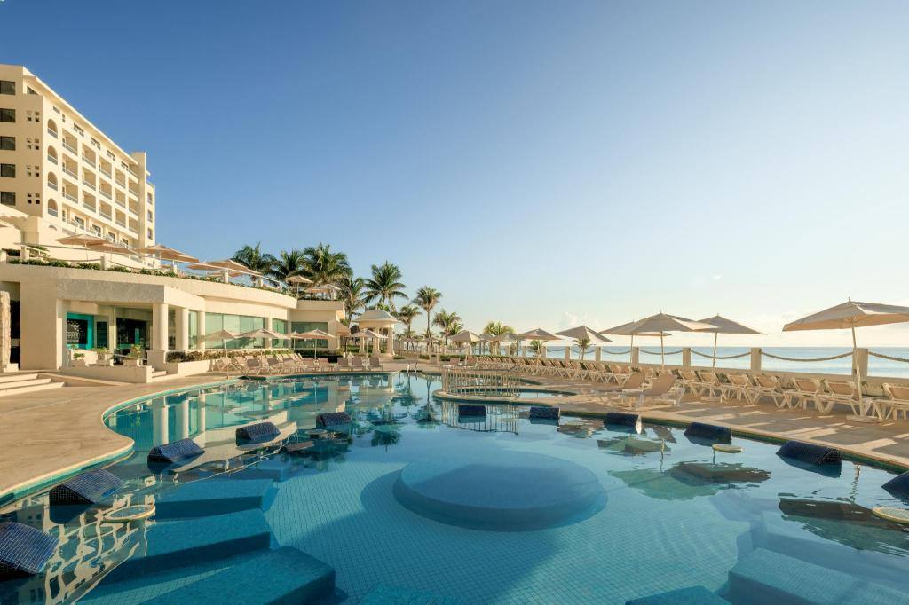 Occidental Tucancún: Poolside bar