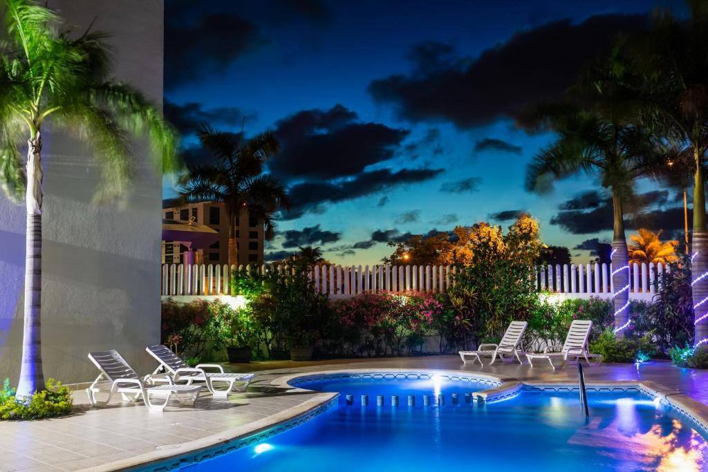 One Cancun Centro: Swimming pool