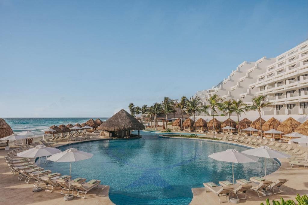 Paradisus Cancun: Poolside bar