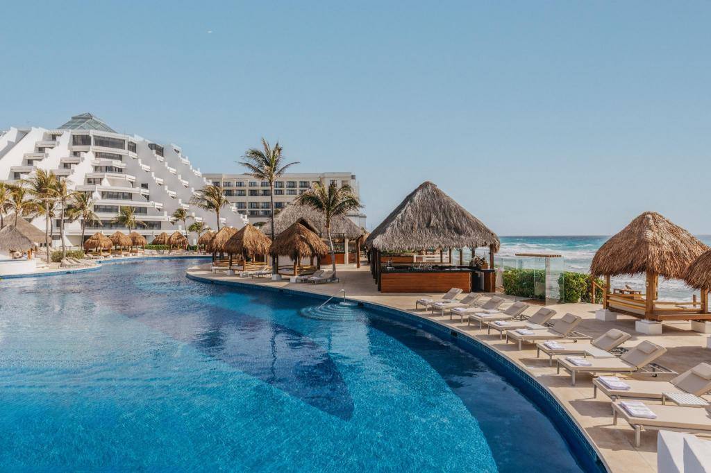 Paradisus Cancun: Poolside bar