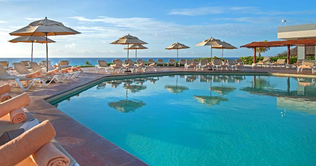 Park Royal Beach Cancún: Swimming pool