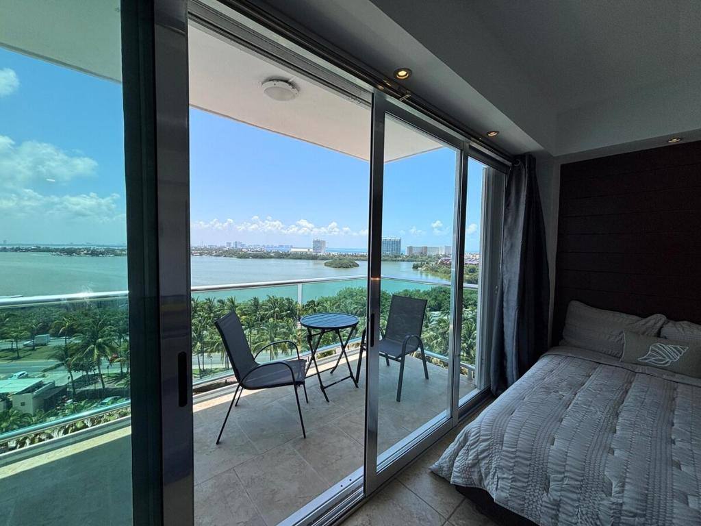 Punta Cancun: Surrounding environment