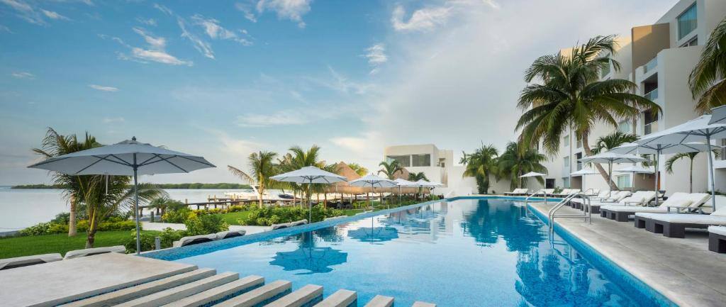 Real Inn Cancún: Swimming pool