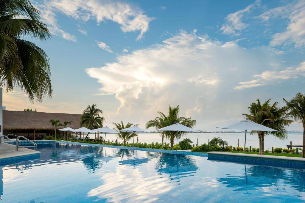 Real Inn Cancún: Swimming pool