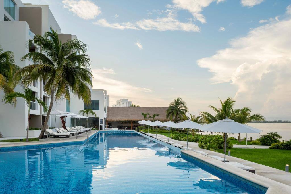 Real Inn Cancún: Swimming pool