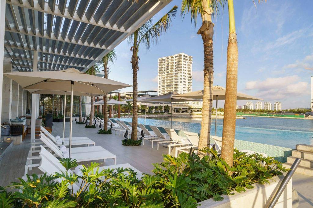 Renaissance Cancun Resort & Marina: Swimming pool
