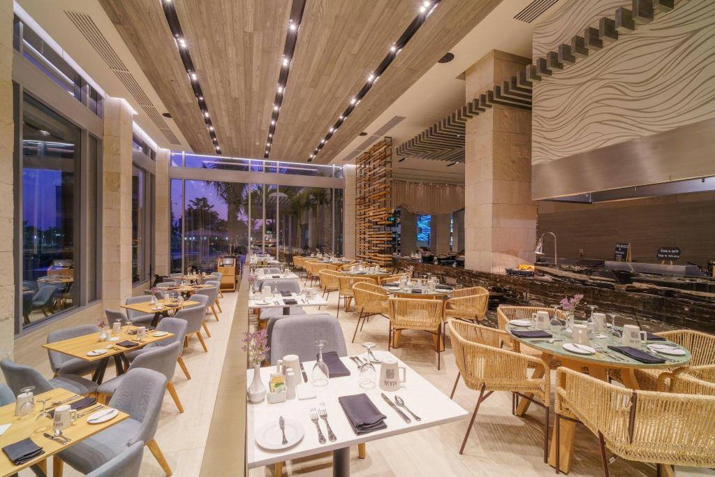 Renaissance Cancun Resort & Marina: Restaurant