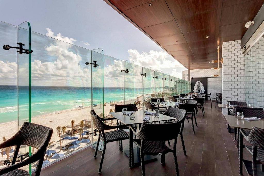 Royalton CHIC Cancun, An Autograph Collection All-Inclusive Resort - Adults Only: On-site dining