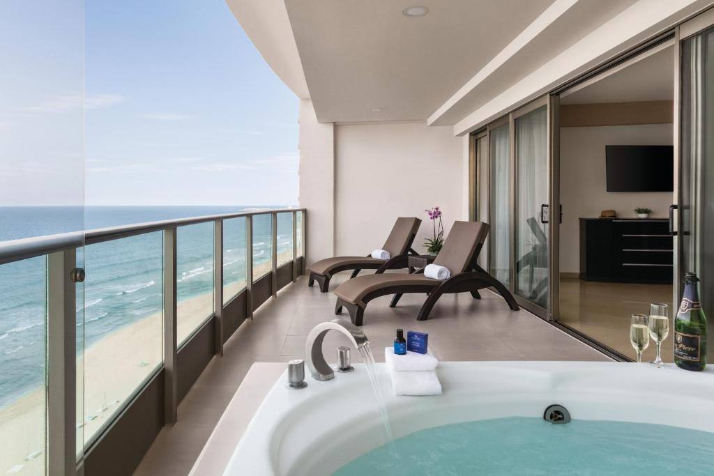 Seadust Cancun Family Resort: Shared lounge/TV area