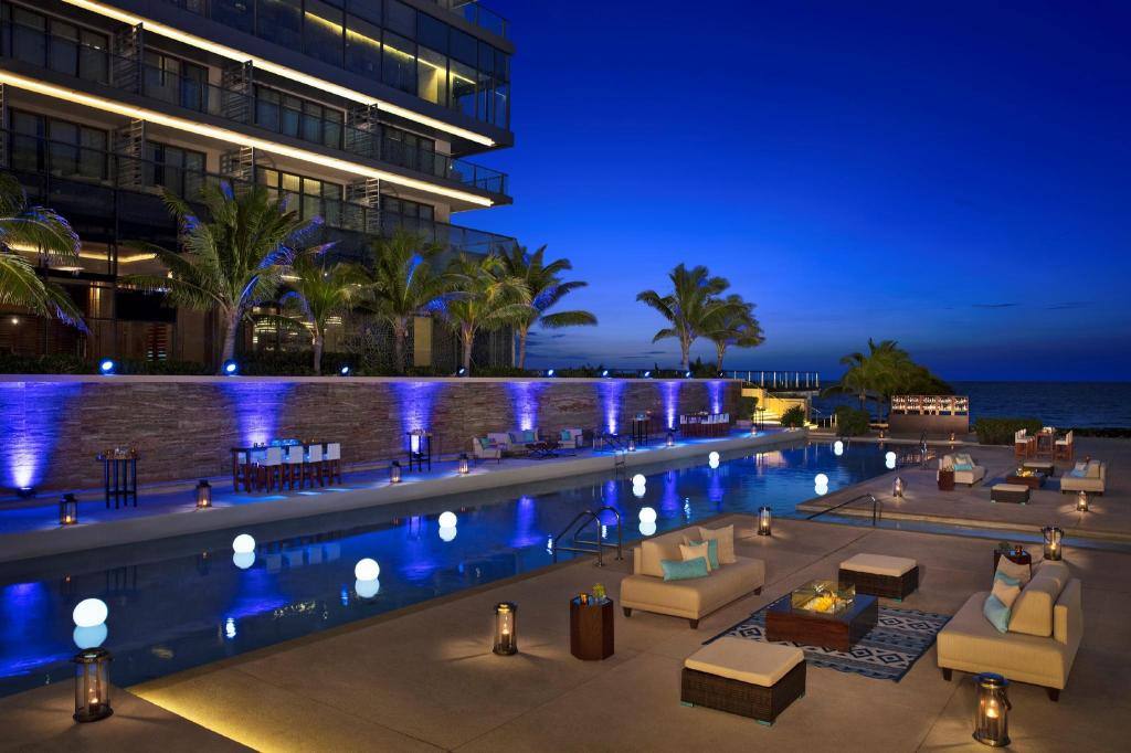 Secrets The Vine Cancun: Poolside bar