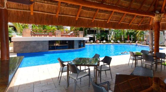 Sina Suites Cancun - Solo Adultos: Poolside bar