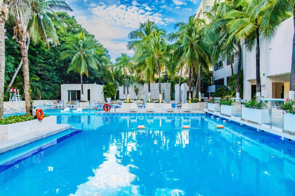 Smart Cancun: Swimming pool