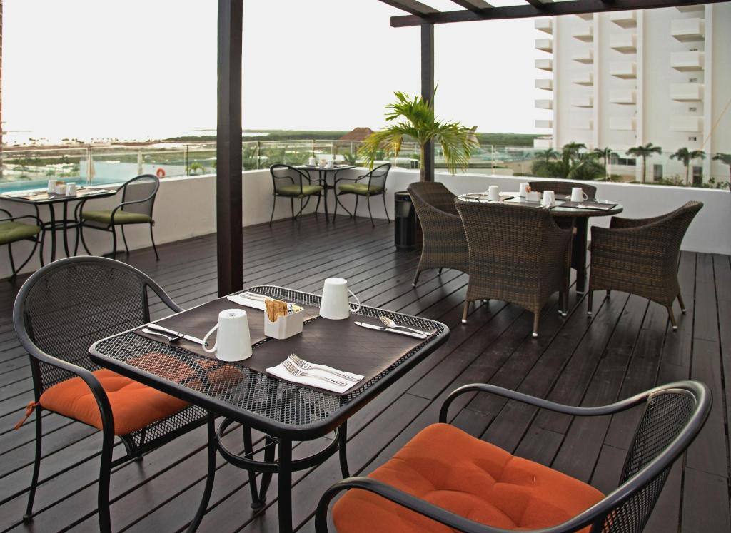 Suites Malecon Cancun: On-site dining