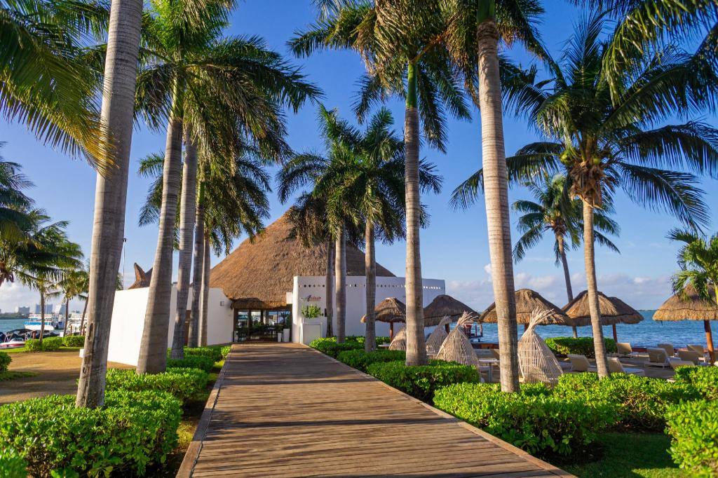 Sunset Marina Resort & Yacht Club: Surrounding environment