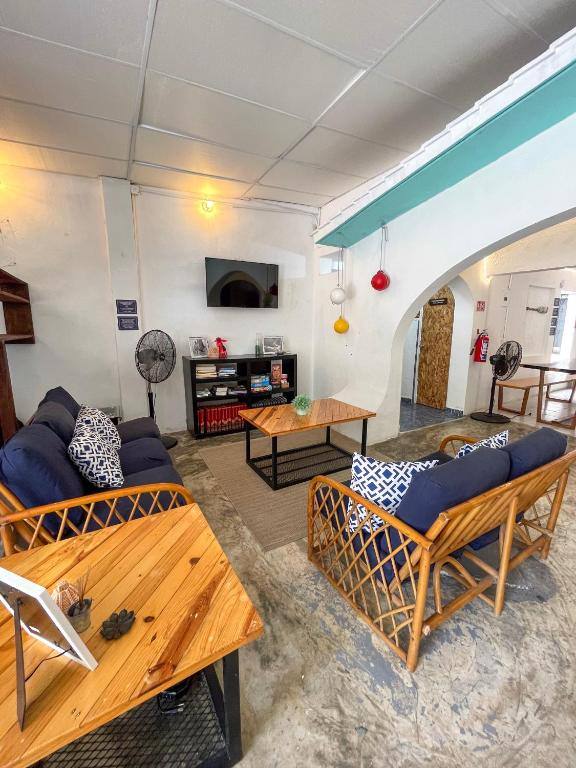The Boat House Cancun: Shared lounge/TV area