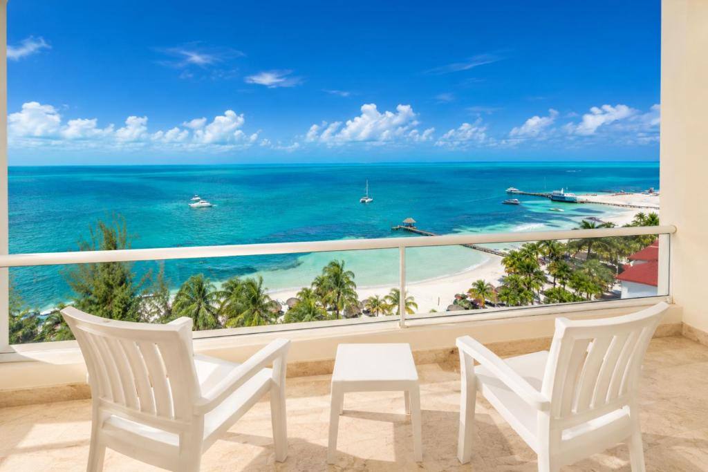 The Sens Cancun: Surrounding environment
