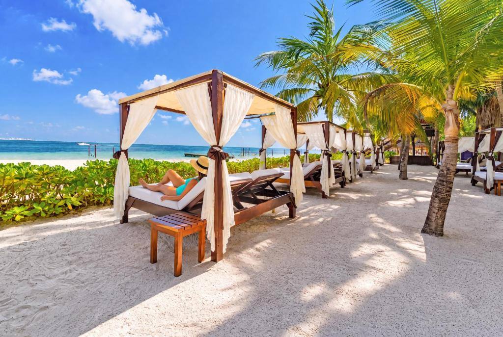 The Sens Cancun: Surrounding environment