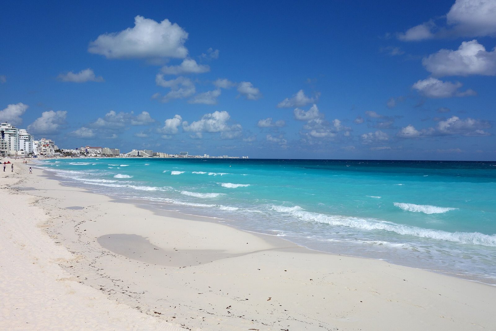 Turquoise water and white sand on a Cancun beach