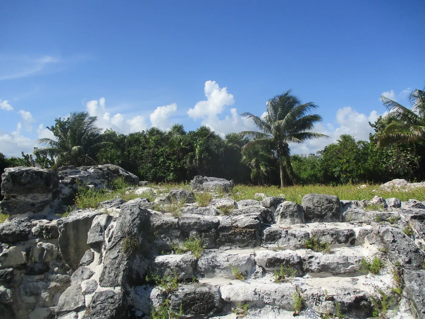 El Rey ruins with the sea in the background